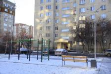 В тюменском дворе установили кухню-мастерскую для детей и турники для взрослых 