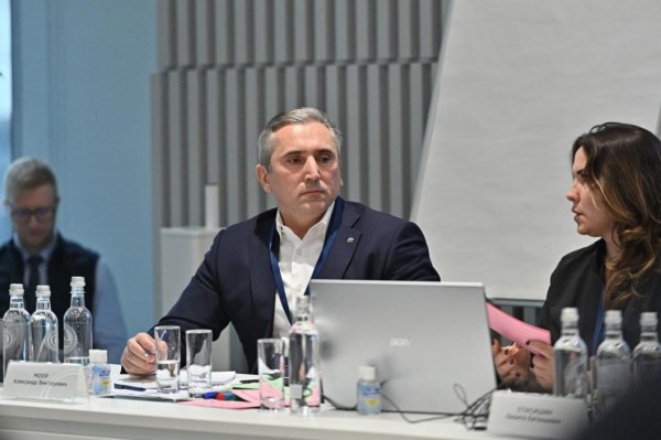 Александр Моор принял участие в обсуждении стратегии развития строительной отрасли