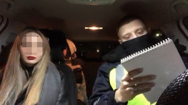Молодую тюменку без прав и на чужом автомобиле задержали инспекторы ГИБДД