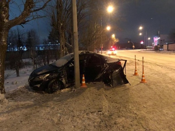 Травмы позвоночника получили водитель и его пассажирка после удара об столб на улице Одесской 