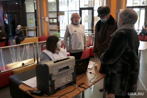 Тюменские власти оказались не готовы к выдаче QR-кодов. Фото, видео