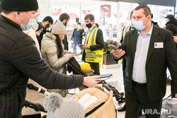 Тюменские власти оказались не готовы к выдаче QR-кодов. Фото, видео