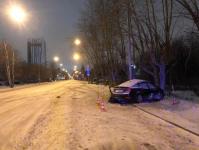 Травмы позвоночника получили водитель и его пассажирка после удара об столб на улице Одесской 