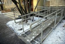 В тюменском дворе установили кухню-мастерскую для детей и турники для взрослых 