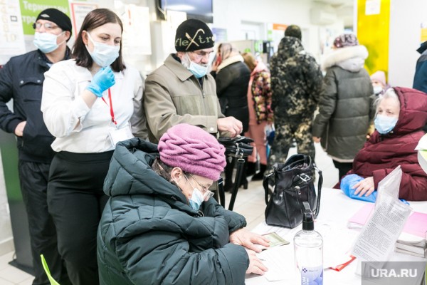 Тюменские власти оказались не готовы к выдаче QR-кодов. Фото, видео