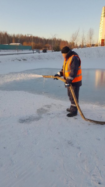 
В Никольском сквере начали заливать каток

