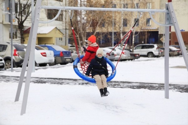 В тюменском дворе установили кухню-мастерскую для детей и турники для взрослых 