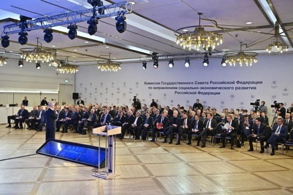 Александр Моор принял участие в обсуждении стратегии развития строительной отрасли