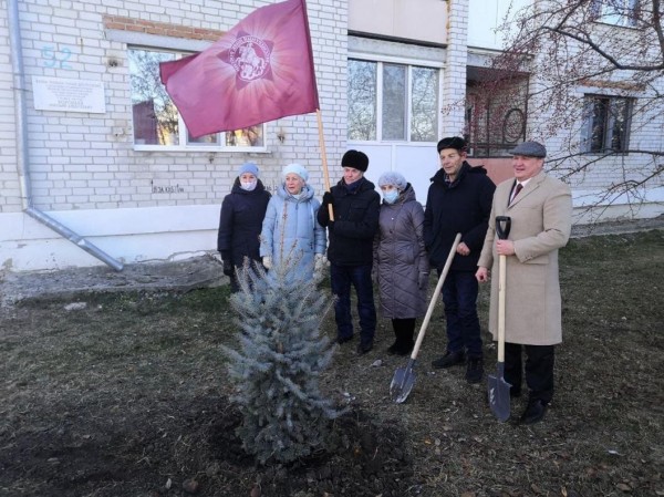 В Ялуторовске высадили ель в честь участника парада 1941 года Михаила Алексеевича Воробьева 