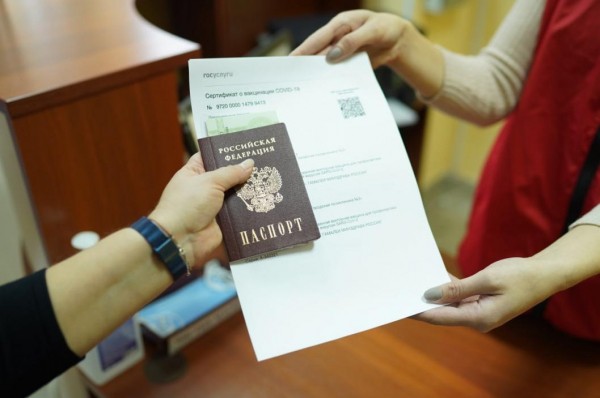 В Тюмени в центрах вакцинации распечатать сертификат о прививке от коронавируса и QR-код помогут волонтеры