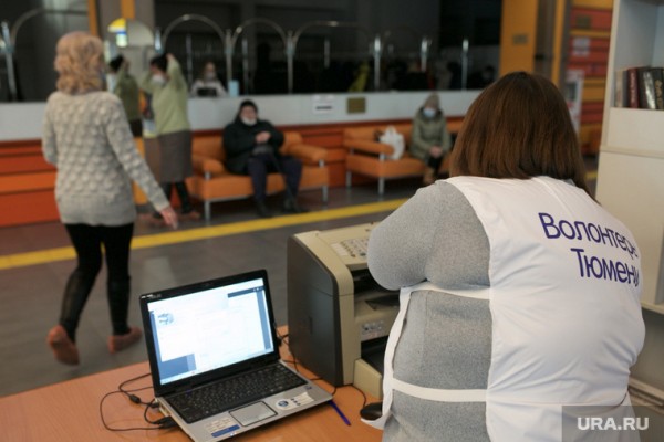 Тюменские власти оказались не готовы к выдаче QR-кодов. Фото, видео