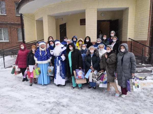 В Тюмени врачи "красной зоны" инфекционной больницы получили подарки от волонтеров 