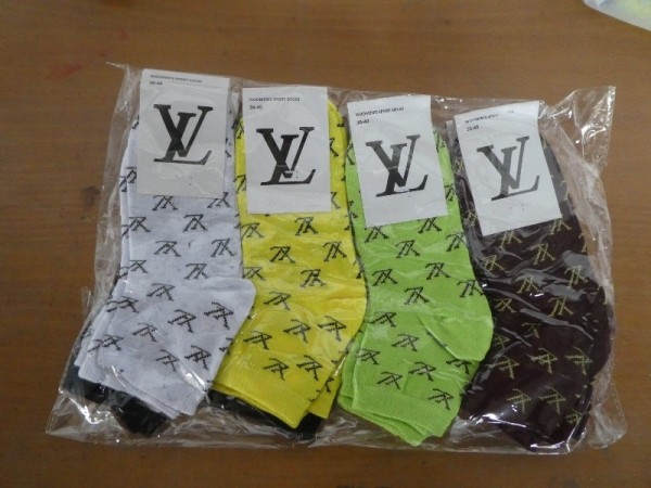 Тюменские таможенники задержали контрафактные носки Calvin Klein, Louis Vuitton и Lacoste