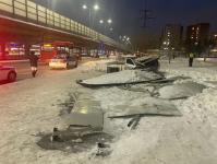 Водитель легковушки въехал в остановочный комплекс в Тюмени, пострадали трое