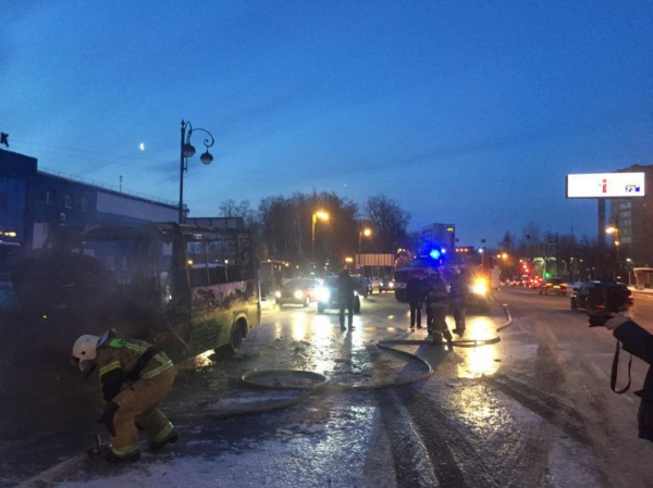 В центре Тюмени сгорело маршрутное такси, пострадавших нет 