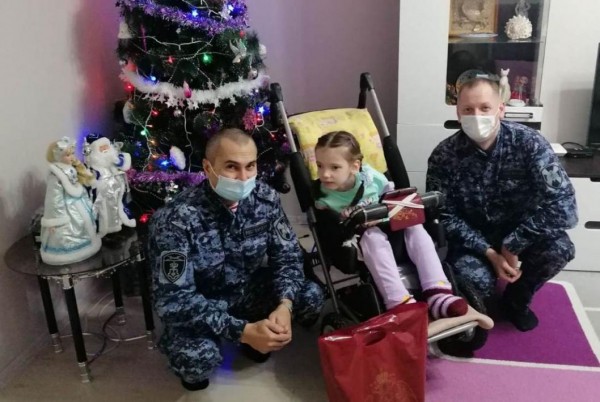Тюменские росгвардейцы поздравили детей-инвалидов с Новым годом и Рождеством