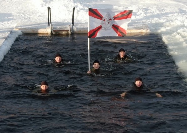 В Тюмени курсанты ТВВИКУ устроили праздничный заплыв в обмундировании и с оружием В Тюмени курсанты ТВВИКУ устроили праздничный заплыв в обмундировании и с оружием