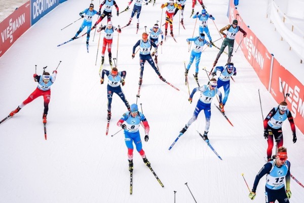 Российские биатлонисты завоевали серебро в эстафете на этапе Кубка мира Российские биатлонисты завоевали серебро в эстафете на этапе Кубка мира