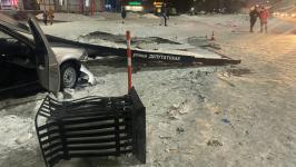 Водитель легковушки въехал в остановочный комплекс в Тюмени, пострадали трое