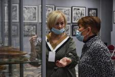 В библиотечном центре для молодежи в Тюмени выставляют изделия народных промыслов