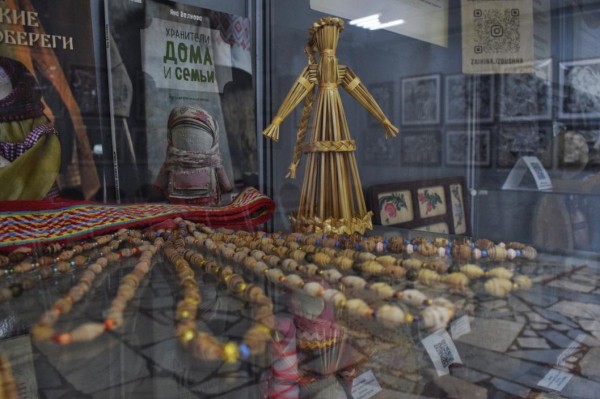 В библиотечном центре для молодежи в Тюмени выставляют изделия народных промыслов