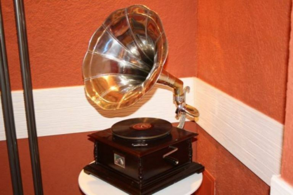 Тюменец собрал коллекцию раритетных проигрывателей и пластинок