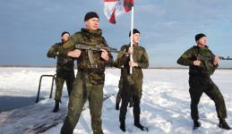 В Тюмени курсанты ТВВИКУ устроили праздничный заплыв в обмундировании и с оружием В Тюмени курсанты ТВВИКУ устроили праздничный заплыв в обмундировании и с оружием