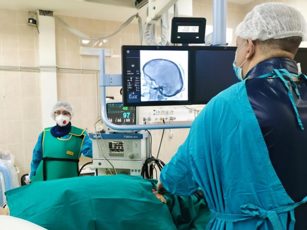 Тобольские врачи извлекли из сосуда головного мозга пациента четырехсантиметровый тромб 