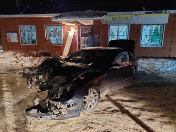 Скрывавшийся от полиции ишимец на Mercedes врезался в магазин