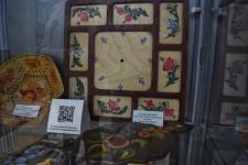 В библиотечном центре для молодежи в Тюмени выставляют изделия народных промыслов
