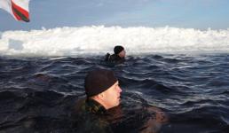 В Тюмени курсанты ТВВИКУ устроили праздничный заплыв в обмундировании и с оружием В Тюмени курсанты ТВВИКУ устроили праздничный заплыв в обмундировании и с оружием