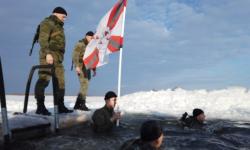 В Тюмени курсанты ТВВИКУ устроили праздничный заплыв в обмундировании и с оружием В Тюмени курсанты ТВВИКУ устроили праздничный заплыв в обмундировании и с оружием