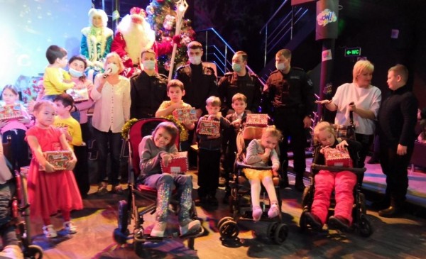 Тюменские росгвардейцы поздравили детей-инвалидов с Новым годом и Рождеством