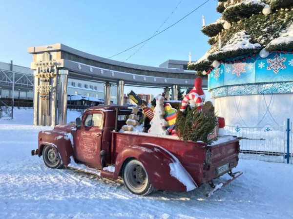 В Тюмени мобильная резиденция Деда Мороза работает в скверах, парках и на катках 
