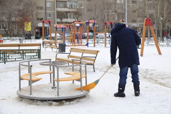 
Снежные развлечения на детской площадке
