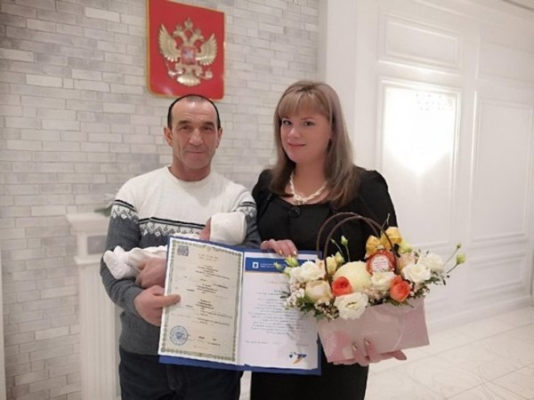 В Тобольске родители новорожденных девочек получили подарок от главы города