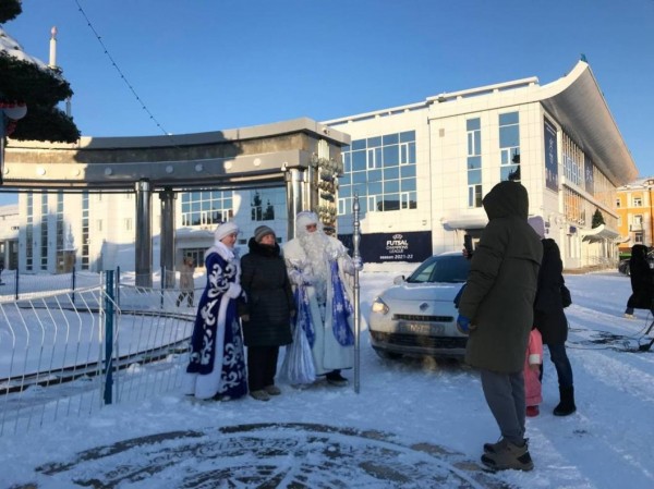 В Тюмени мобильная резиденция Деда Мороза работает в скверах, парках и на катках 