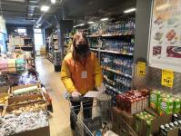 Тюменские волонтеры привозят медикаменты и продукты пожилым тюменцам 