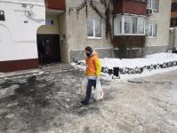 Тюменские волонтеры привозят медикаменты и продукты пожилым тюменцам 