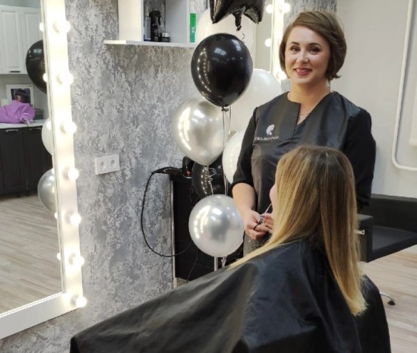 Выпускница Школы предпринимательства открыла студию парикмахерского искусства в Тобольске Выпускница Школы предпринимательства открыла студию парикмахерского искусства в Тобольске