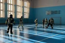 Тобольские пожарные сыграли в футбол в полной боевой экипировке Тобольские пожарные сыграли в футбол в полной боевой экипировке