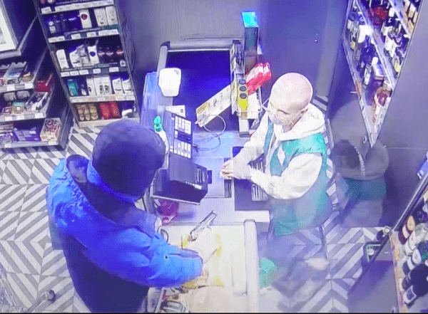 В Тобольске грабитель забрал выручку в магазине, угрожая игрушечным пистолетом