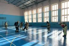 Тобольские пожарные сыграли в футбол в полной боевой экипировке Тобольские пожарные сыграли в футбол в полной боевой экипировке