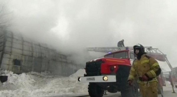 На улице Бабарынка в Тюмени горит ангар