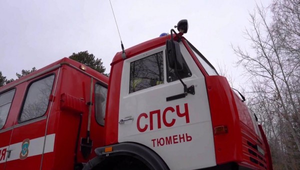 Застрявшему у кладбища водителю BMW помогли тюменские пожарные Застрявшему у кладбища водителю BMW помогли тюменские пожарные