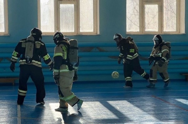 Тобольские пожарные сыграли в футбол в полной боевой экипировке Тобольские пожарные сыграли в футбол в полной боевой экипировке