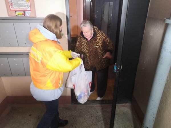 Тюменские волонтеры привозят медикаменты и продукты пожилым тюменцам 