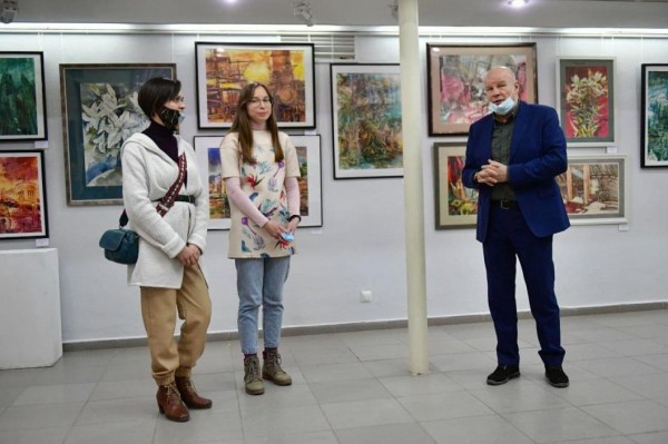 Фотогалерея: выставку работ трех молодых художниц открыли в Тюмени 