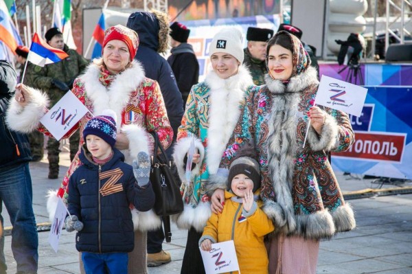 Zа мир, Zа Россию, Zа будущее: тюменцы отпраздновали годовщину воссоединения Крыма с Россией