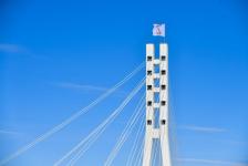 В Тюмени на мосту Влюбленных установили флаг со знаком "Z" в поддержку армии России